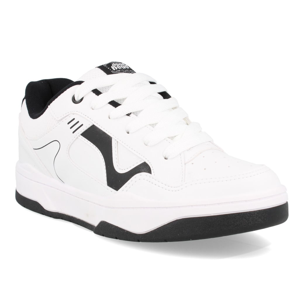 Tênis masculino branco com cadarços brancos e solado preto, vista frontal lateral