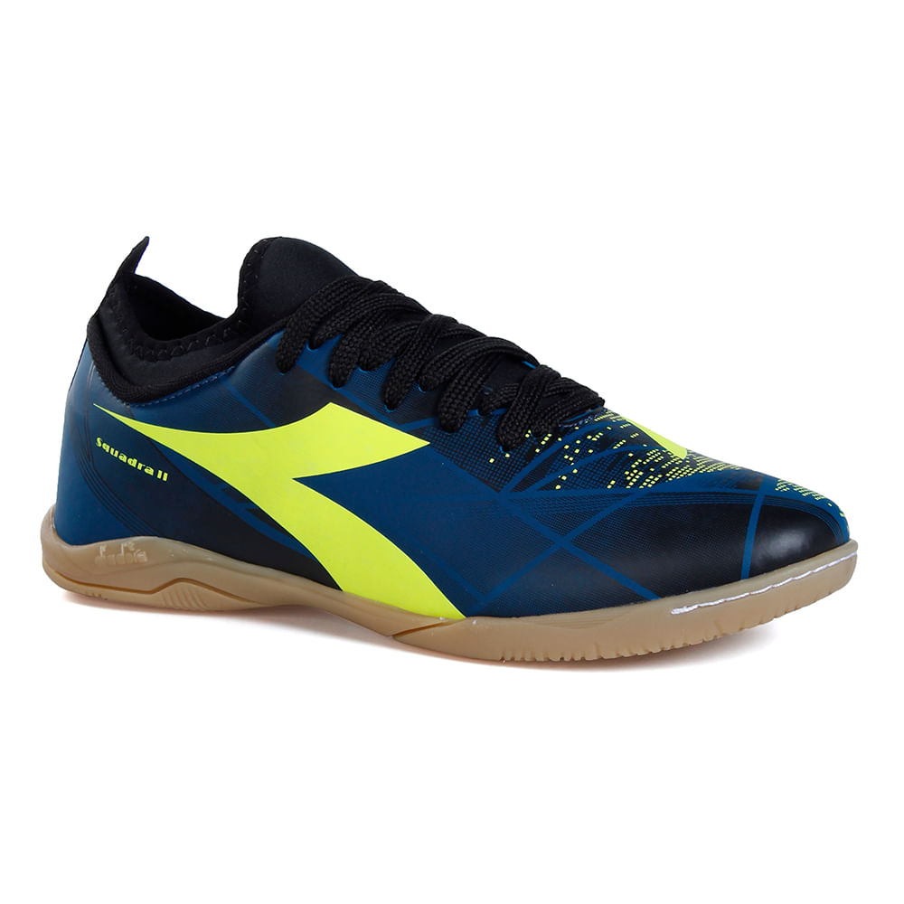 Vista frontal-lateral da chuteira Diadora Squadra II azul com cadarço preto e solado baixo para quadra