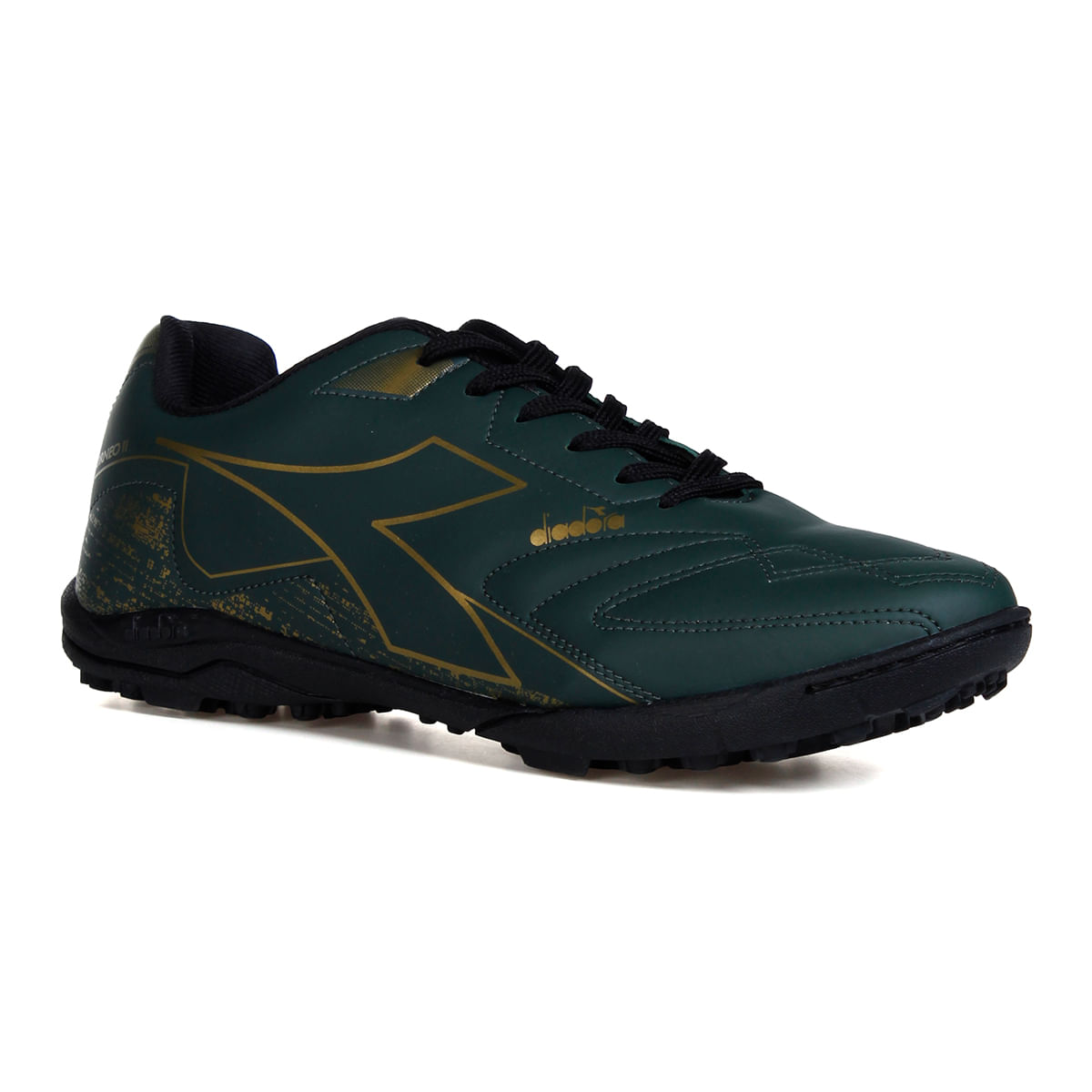 Chuteira Diadora Torneo II verde vista três quartos frontal com cadarços pretos e detalhes dourados.
