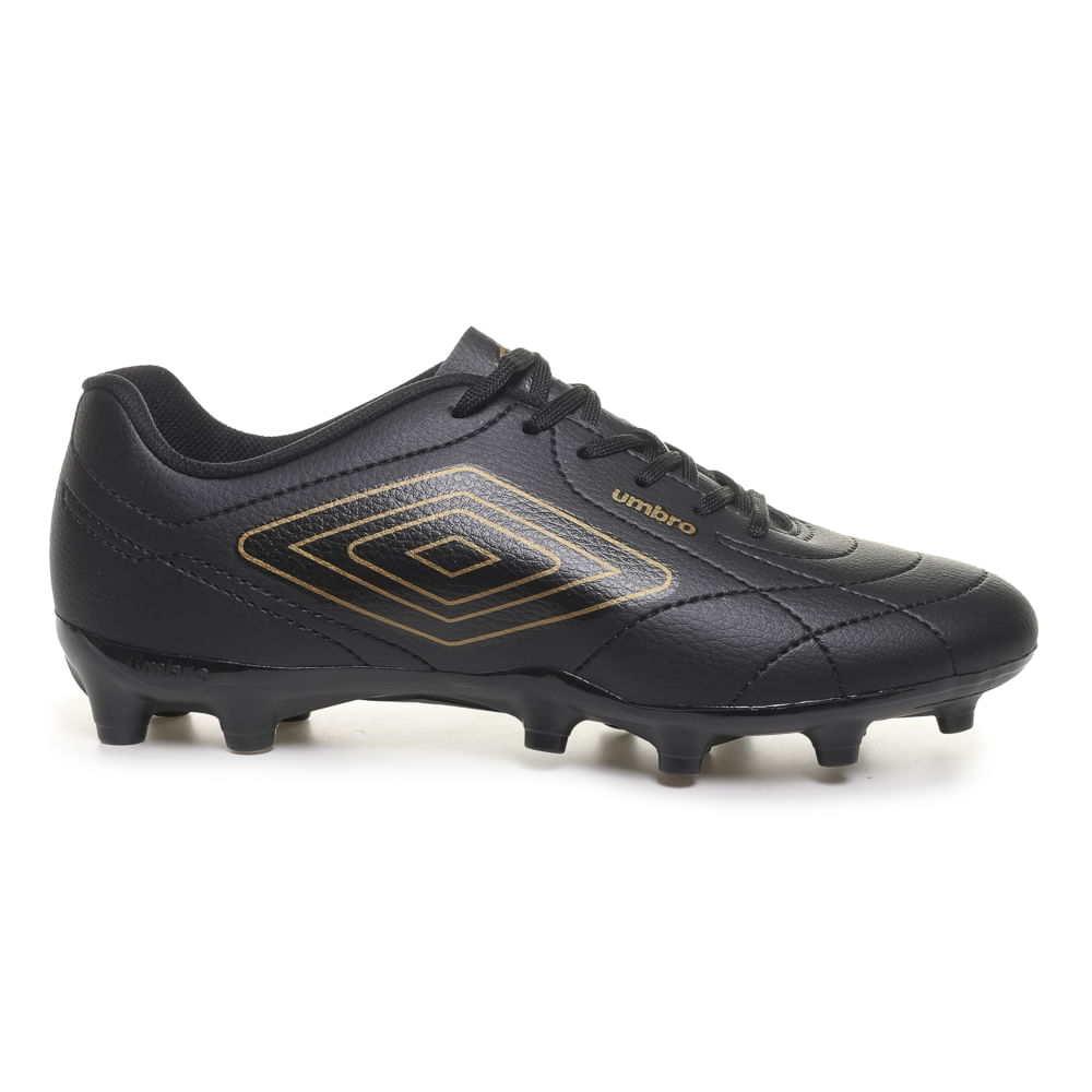 Chuteira preta de campo Umbro vista lateral direita sobre fundo branco com cabedal sintético texturizado e solado com travas coniformes.