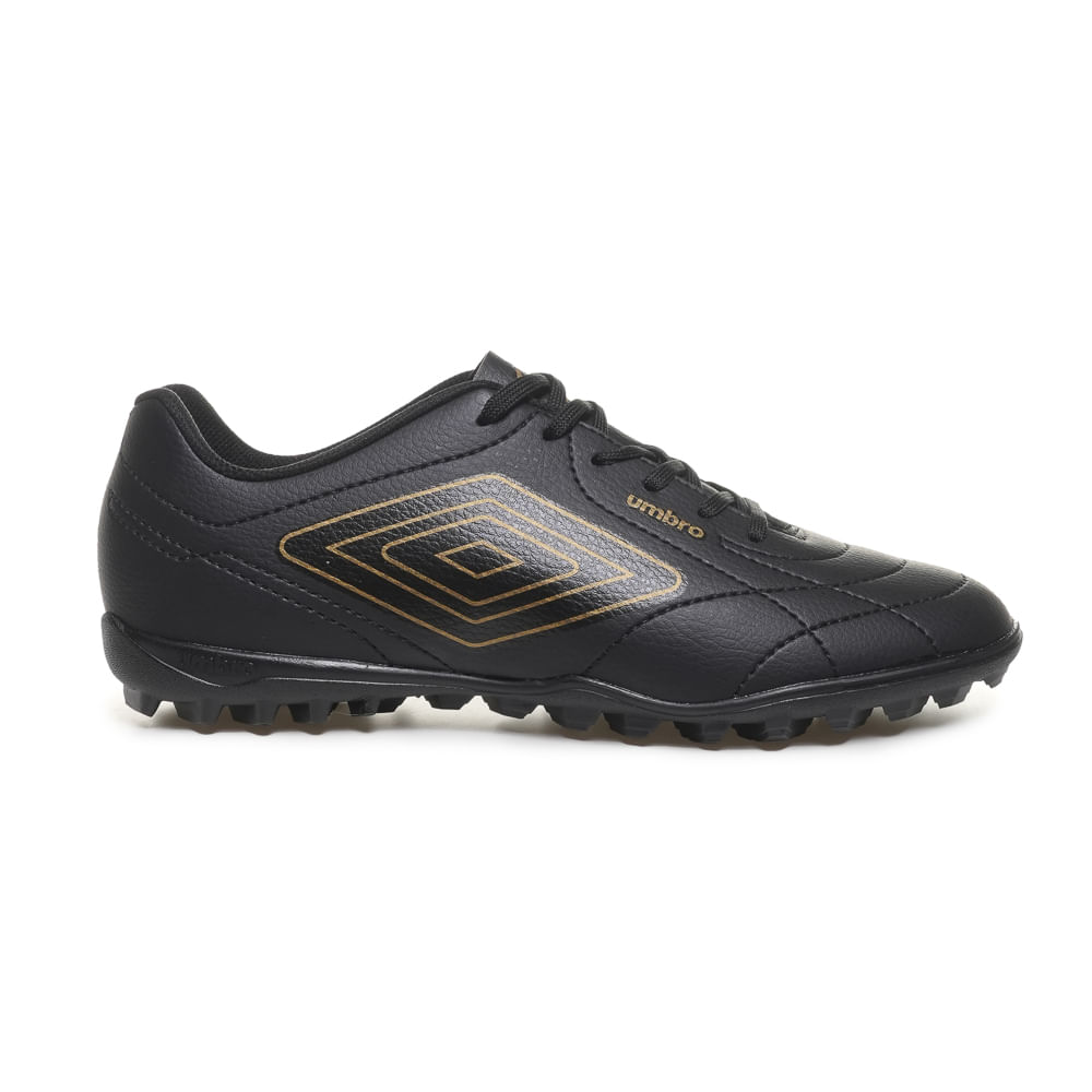 Chuteira society Umbro preta vista lateral direita com logo dourado e solado com cravos curtos