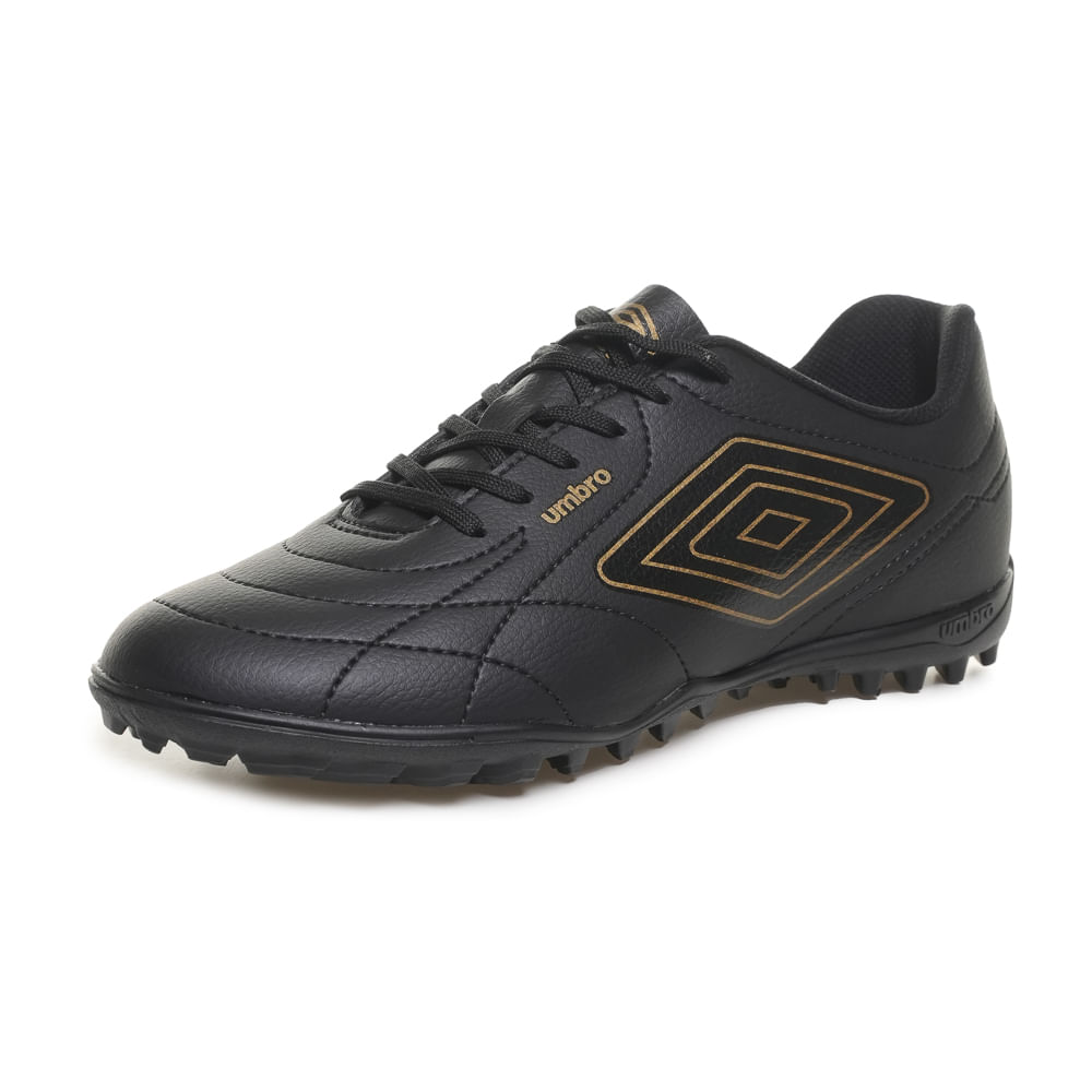 Chuteira society Umbro preta vista 3/4 frontal esquerda com logo dourado