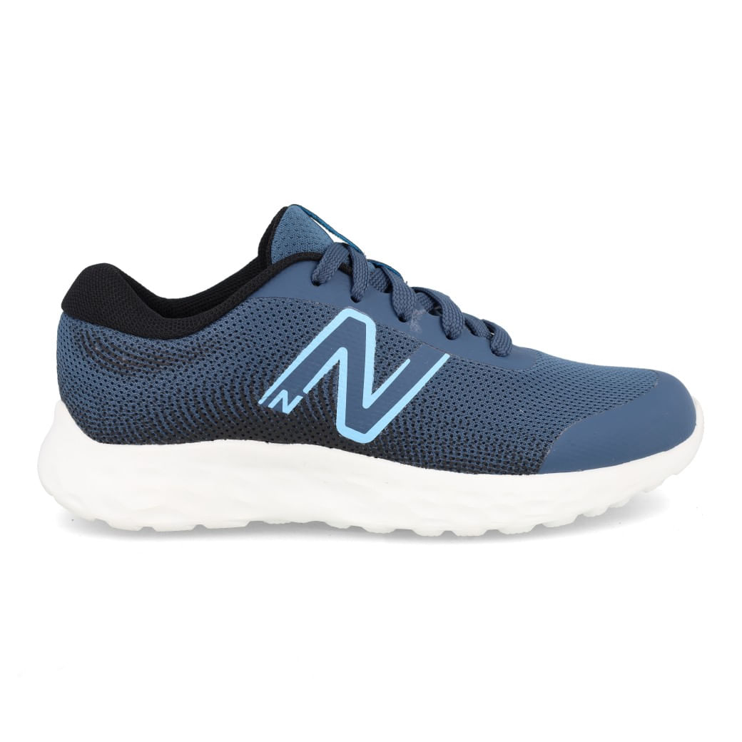 Tênis infantil New Balance 520 V8 azul com cabedal em tecido respirável e logo 'N' azul claro na lateral