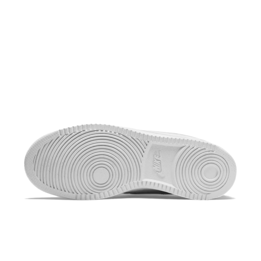Tênis Nike Court Vision Low Next Nature Feminino Branco, vista frontal com cadarço, fundo branco