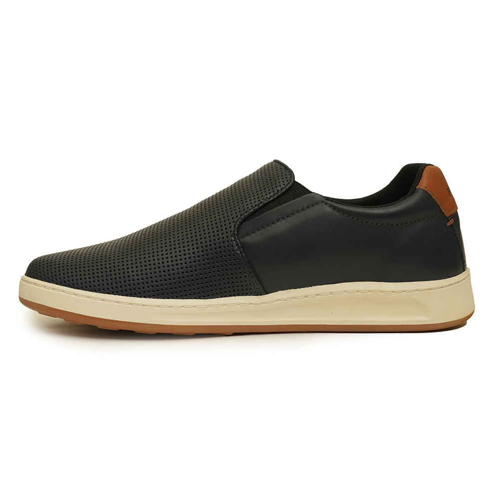 Sapato masculino slip-on em couro legítimo marinho visto de lado com fundo branco