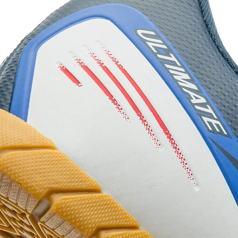 Detalhe do calcanhar da chuteira Umbro Ultimate azul com logo e textura