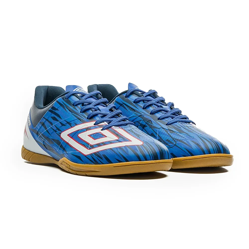 Visão frontal superior da chuteira futsal Umbro Ultimate masculina azul