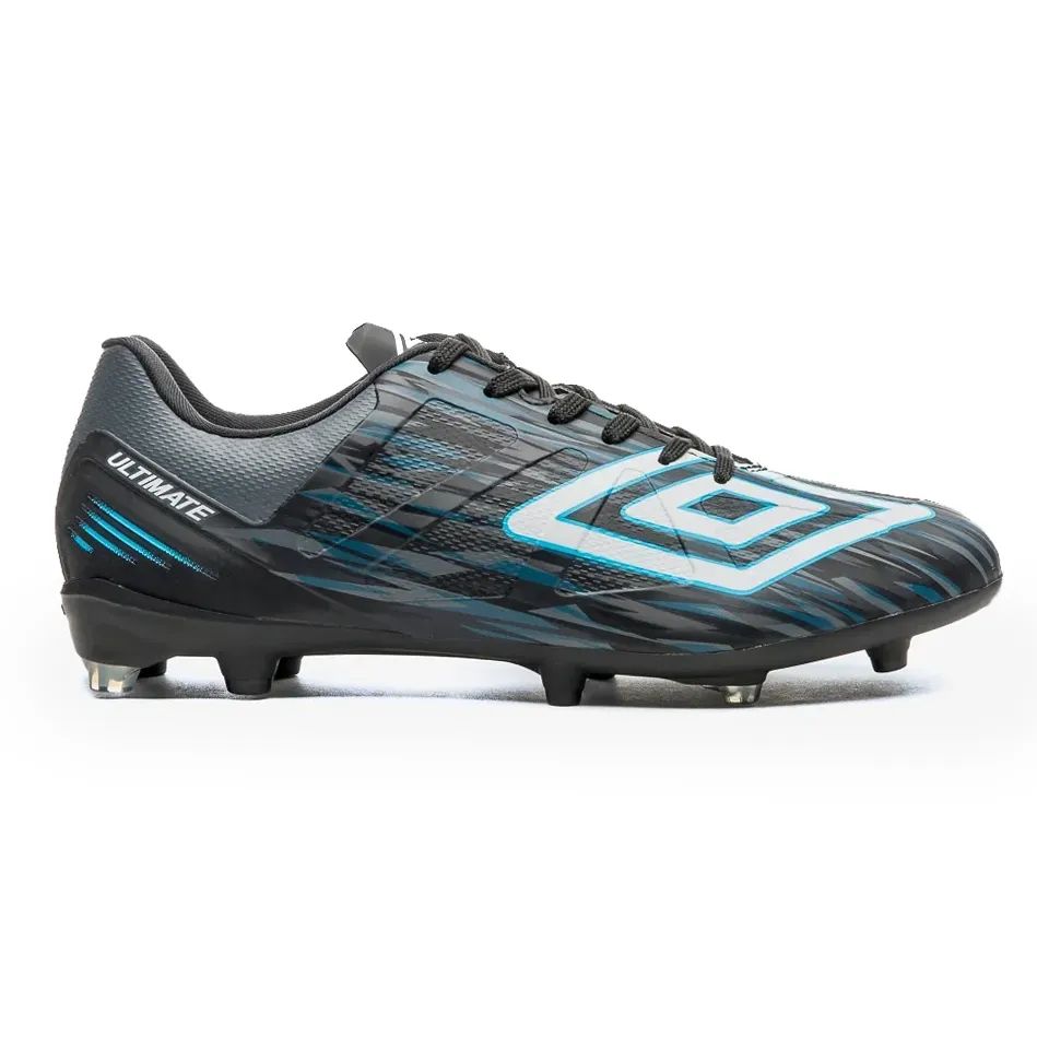 Chuteira de campo masculina Umbro Ultimate preta com detalhes em grafite e azul vista de lado