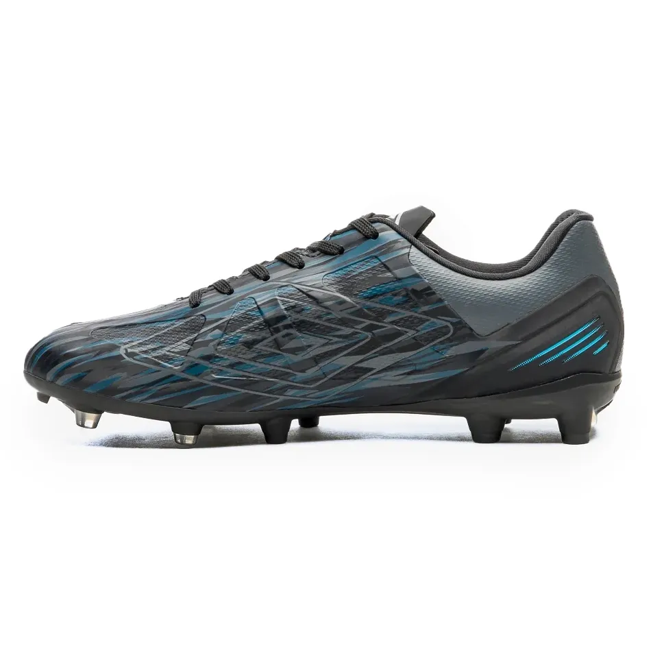 Chuteira Umbro Ultimate preta vista do lado interno mostrando cadarços e solado com travas