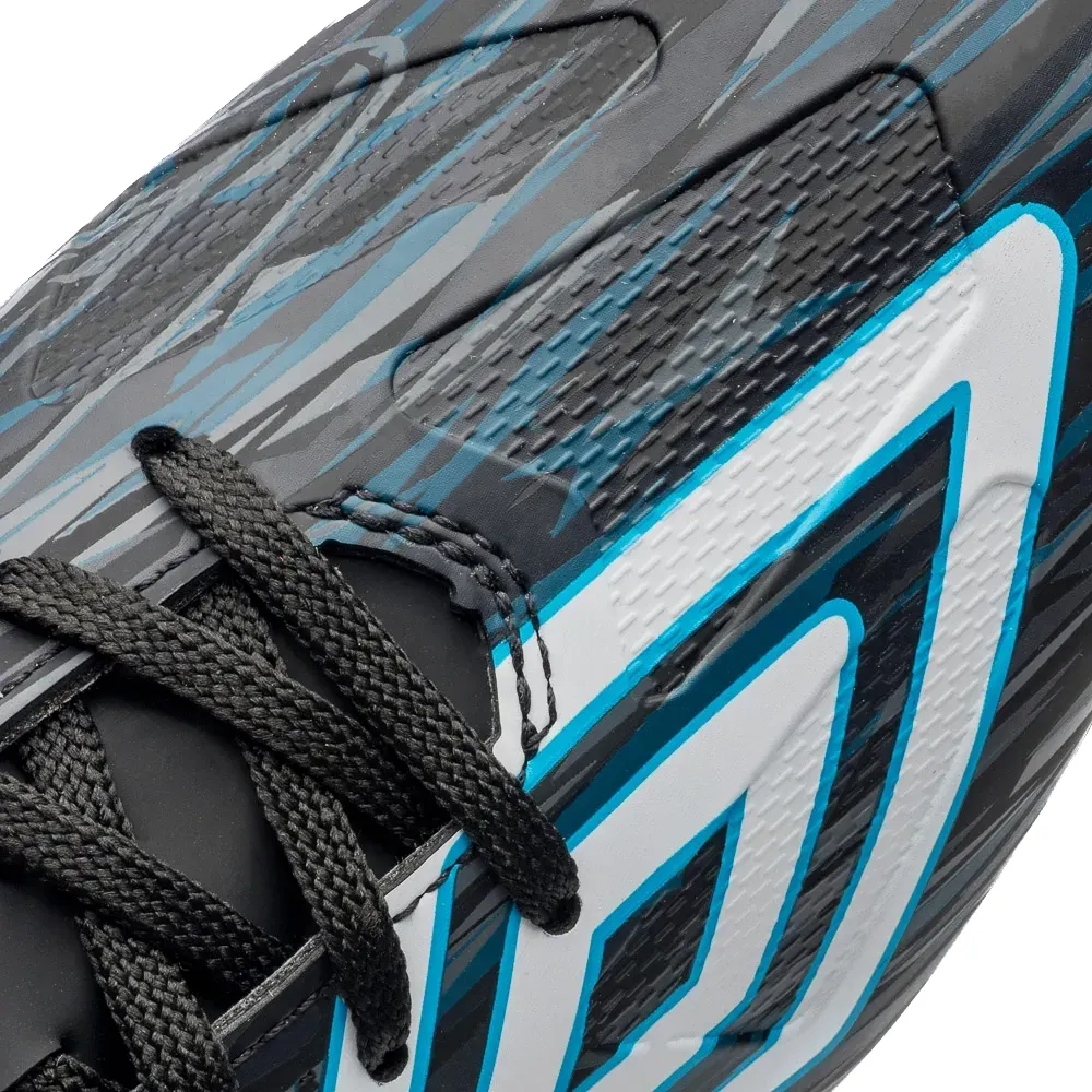 Close no cabedal texturizado da chuteira Umbro Ultimate preta