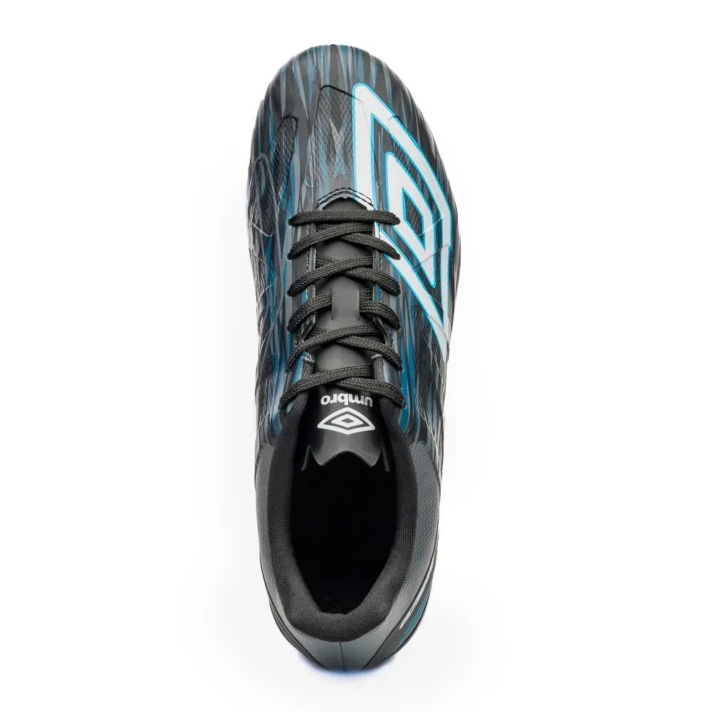 Visão superior da chuteira Umbro Ultimate preta mostrando cadarços e acolchoamento interno