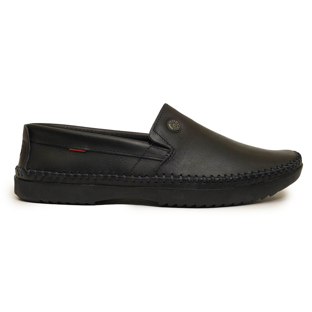Sapato mocassim masculino em couro preto com costura e sola de borracha, vista frontal