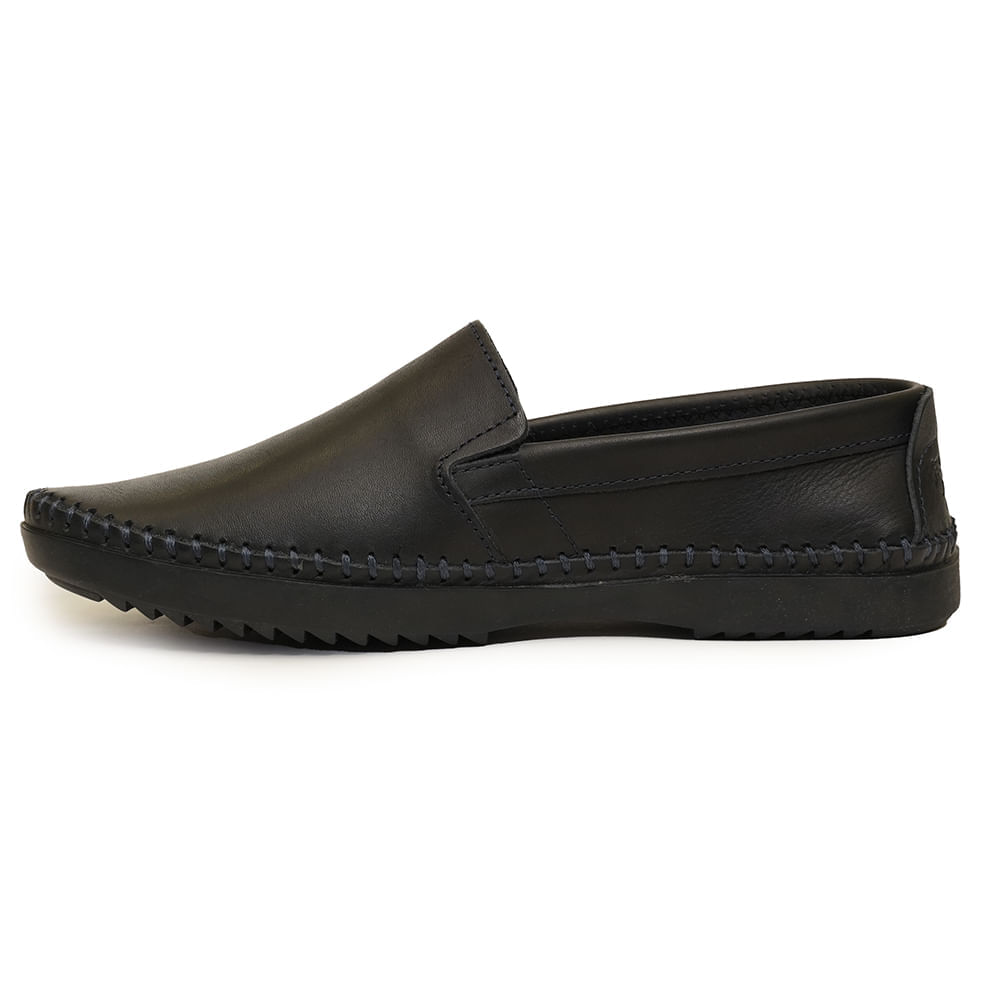 Sapato mocassim masculino em couro preto com costura e sola de borracha, vista lateral direita