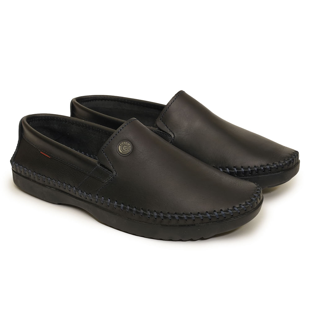 Sapato mocassim masculino couro preto com costura e sola de borracha vista lateral esquerda
