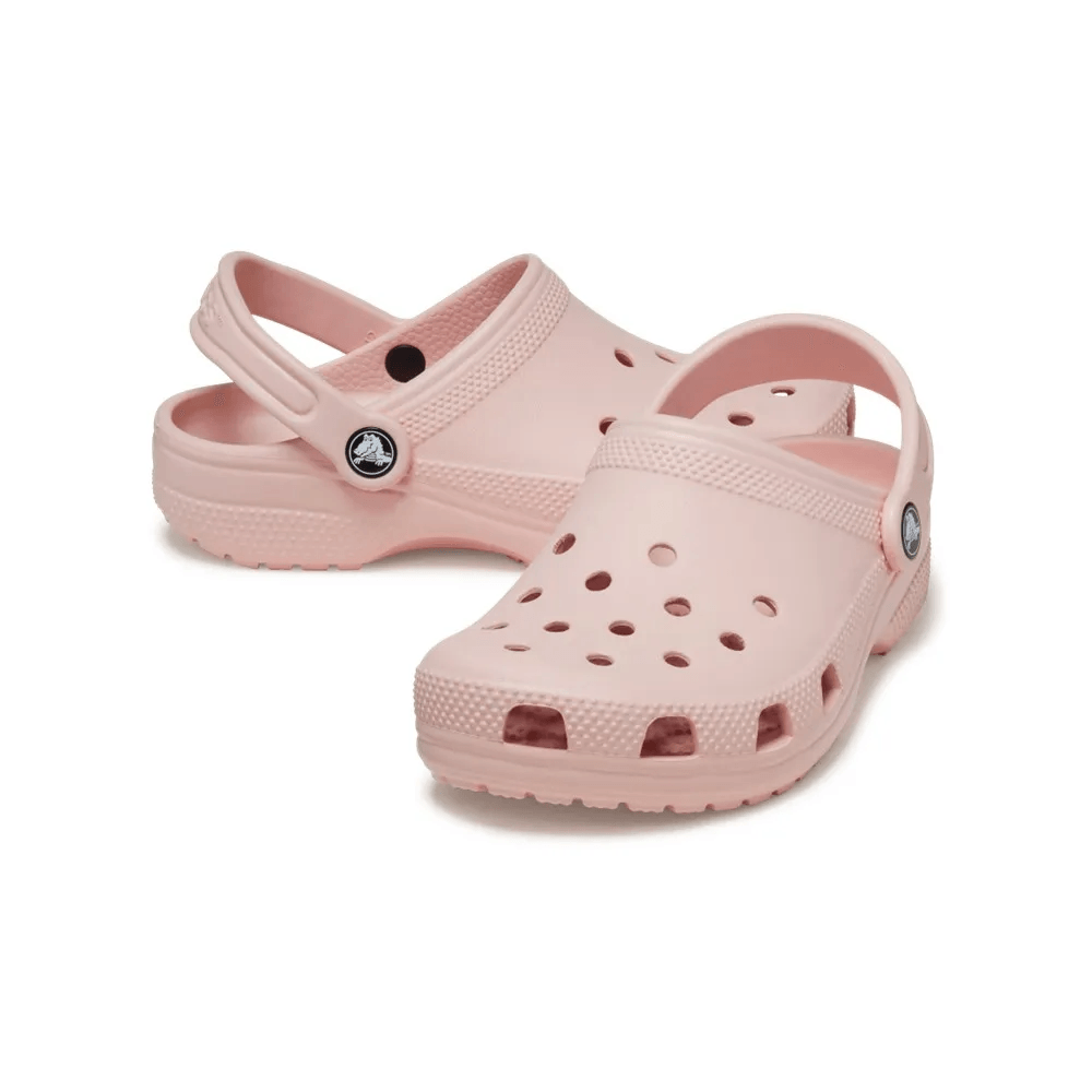 Par de babuches Crocs Classic rosa em enquadramento diagonal mostrando detalhes laterais ventilados