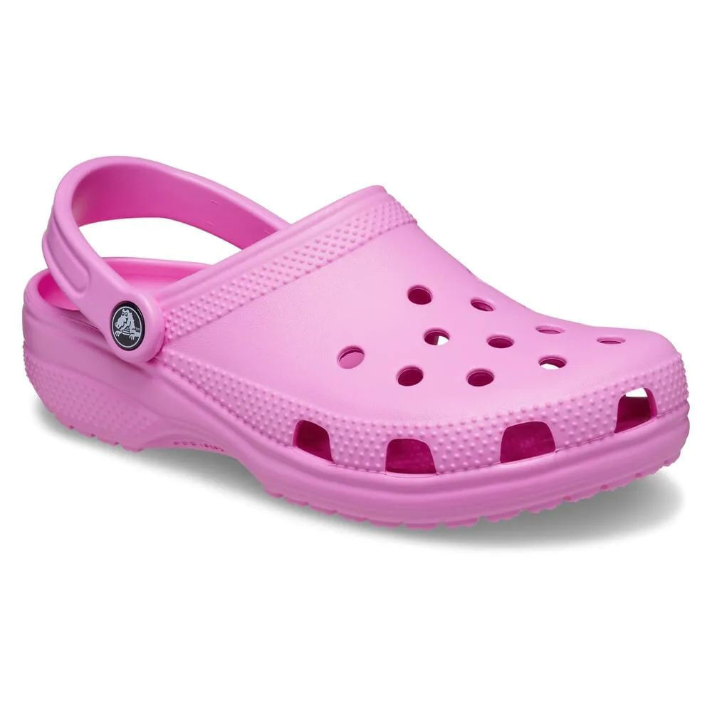 Babuche Crocs Classic rosa feminino vista frontal direito com tiras móveis e furos de ventilação