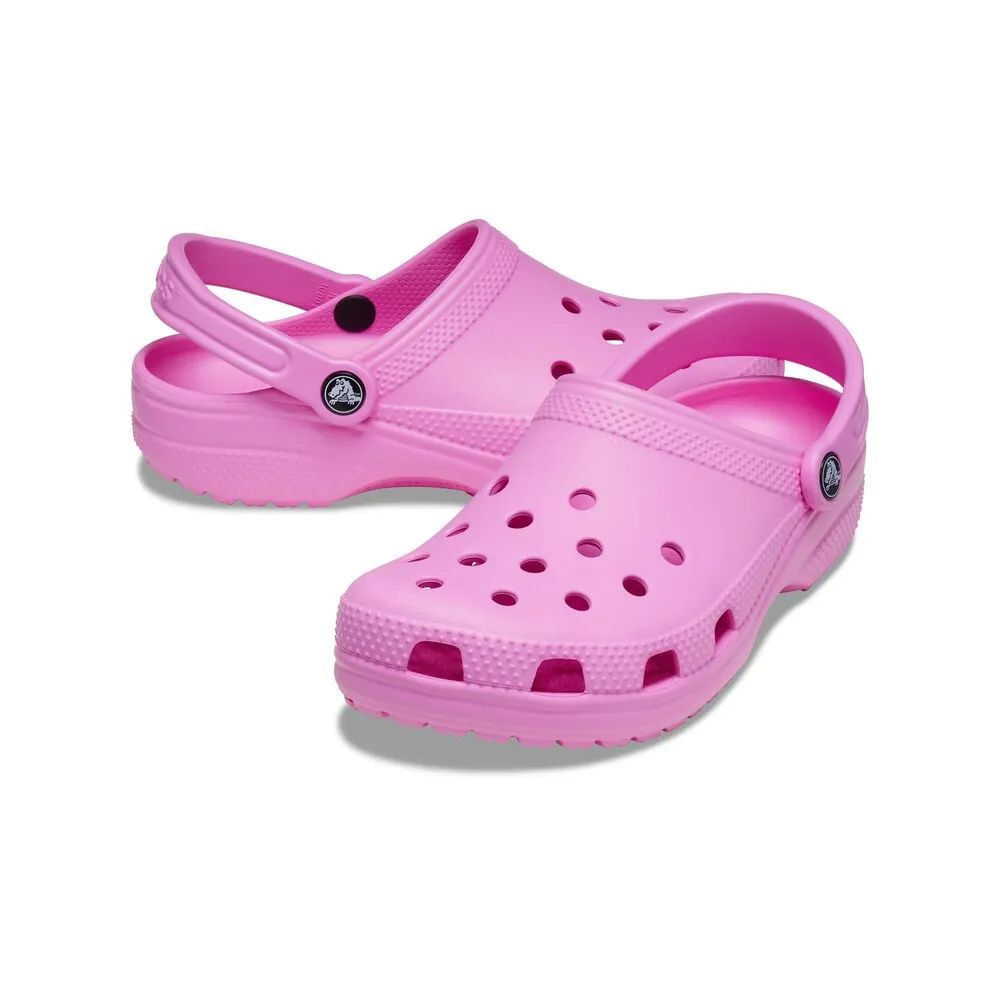 Par de babuches Crocs Classic rosa feminino em perspectiva angular