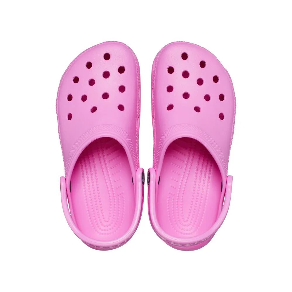Visão superior do par de babuches Crocs Classic rosa feminino mostrando palmilha texturizada