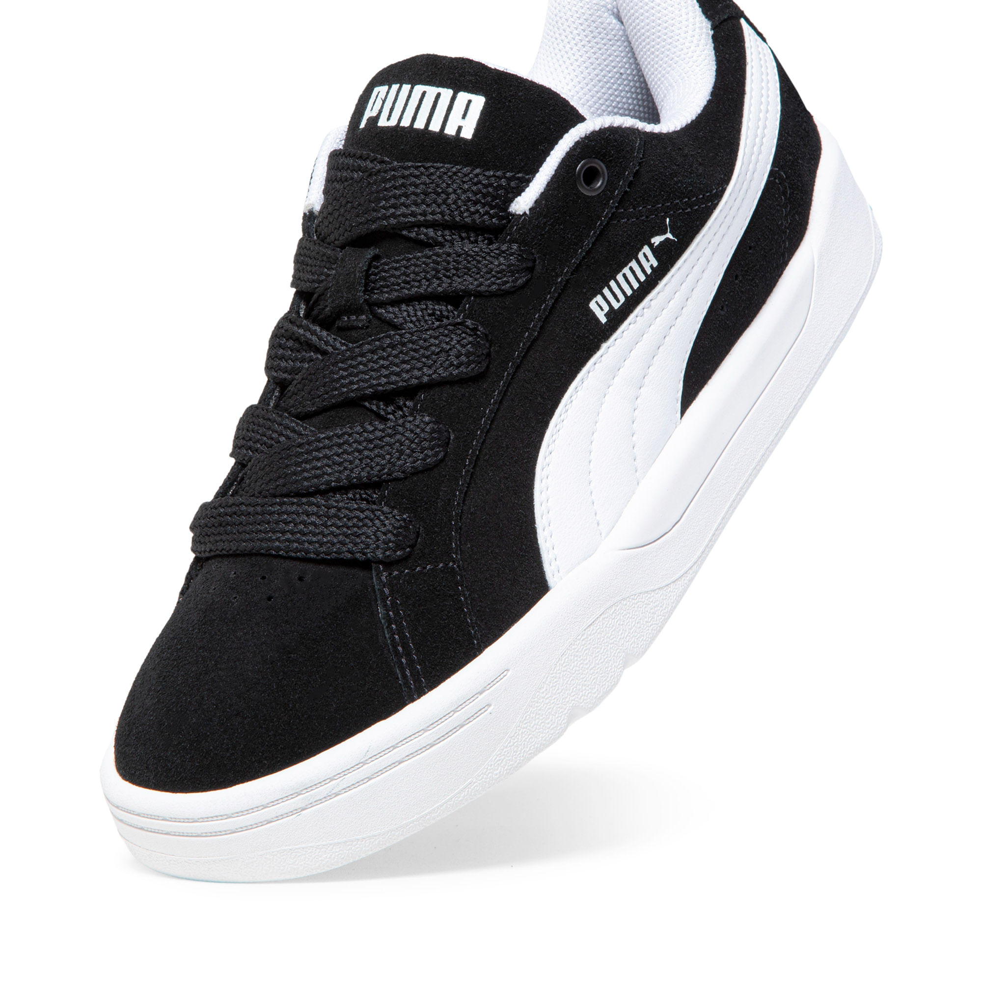 Close em tênis Puma masculino preto destacando camurça, cadarço e solado branco