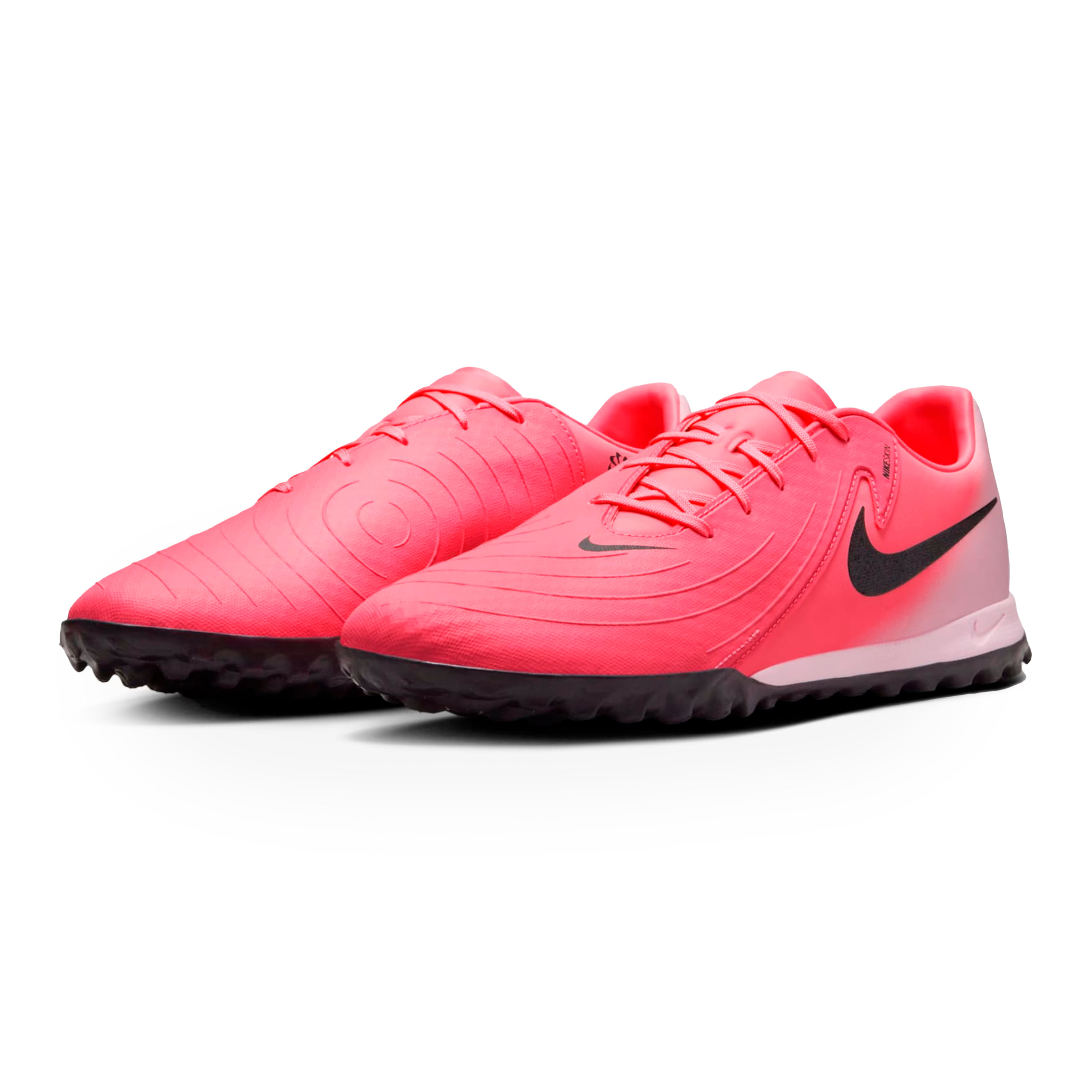 Chuteira Society Nike Phantom GX II Masculino Rosa vista frontal com destaque para solado e cabedal