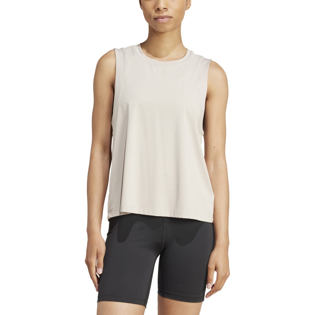 IX0452_4_APPAREL_On-Model_Front-View_white