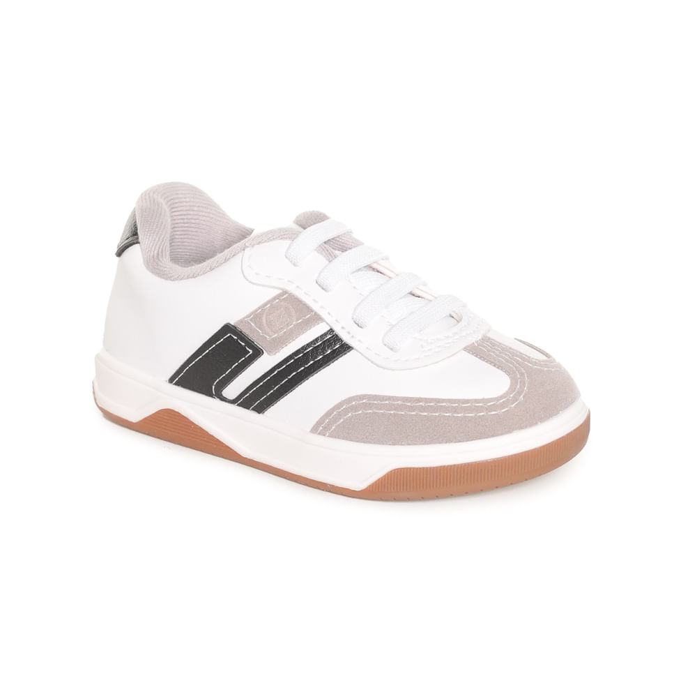 Close frontal do tênis Molekinho infantil branco com detalhes em camurça bege e faixas pretas laterais
