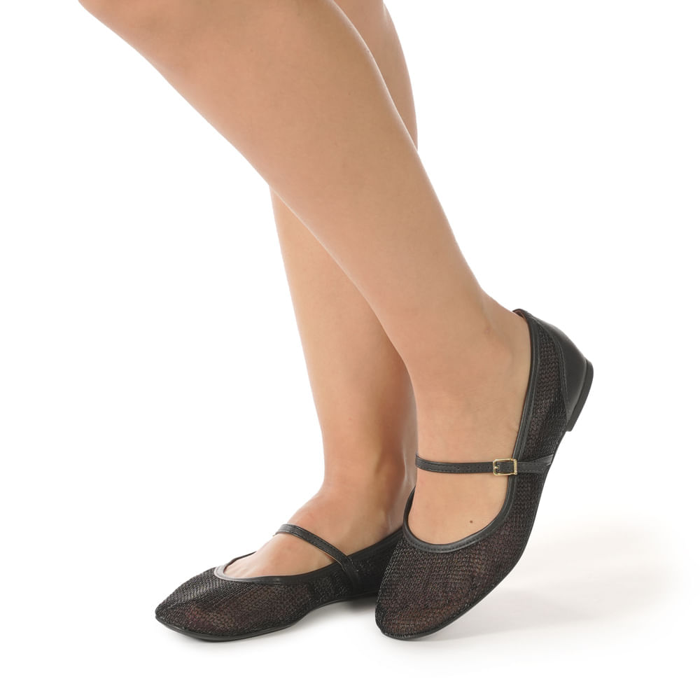 Sapatilha feminina preta com detalhes em mesh e fivela dourada, vista lateral destacando acabamento sofisticado