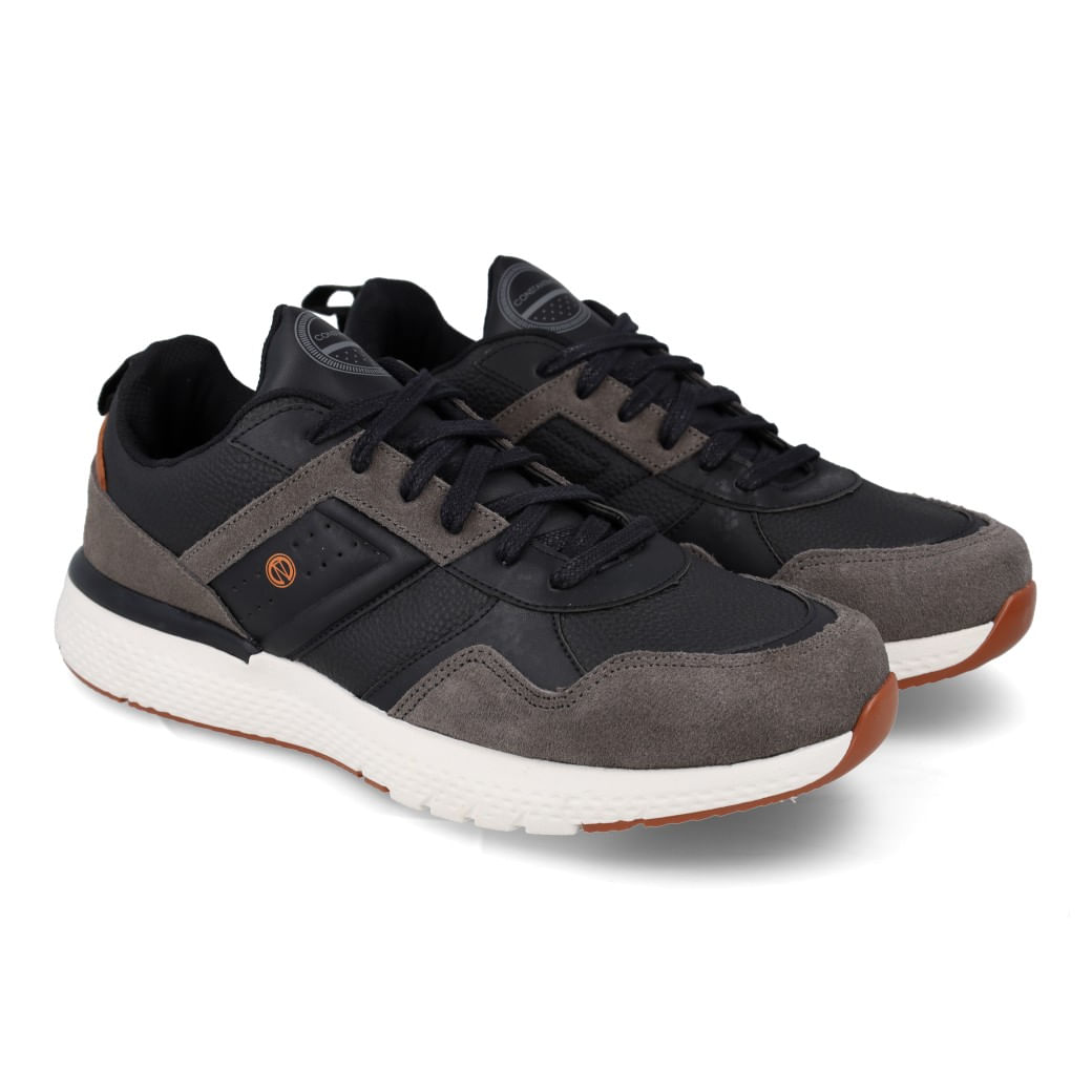 Par de tênis Constantino preto mostrando detalhes do solado e cabedal