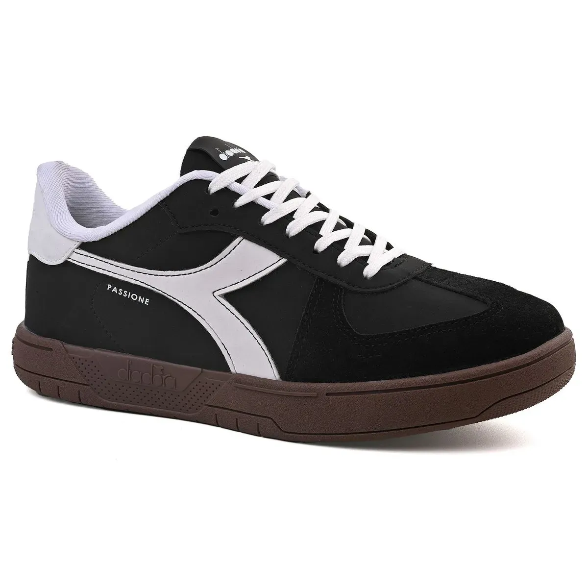 Tênis Diadora Passione preto com detalhes em branco e solado marrom em fundo branco