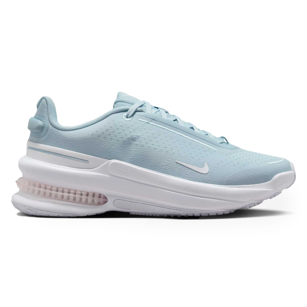 Tênis feminino Nike azul claro em perfil lateral direito com cabedal em mesh e sola branca com unidade Air visível.