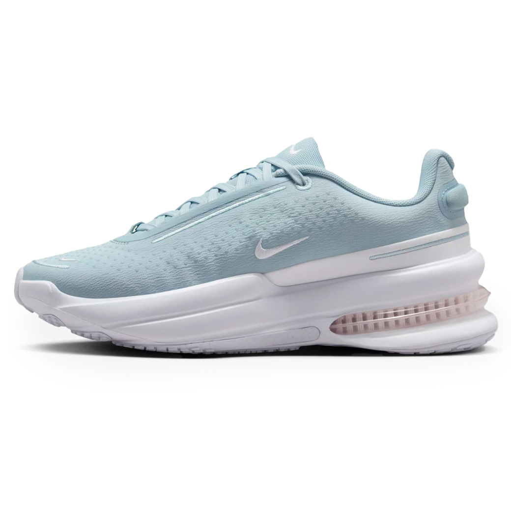 Tênis Nike feminino azul claro em perfil lateral esquerdo com entressola alta e unidade Air no calcanhar.