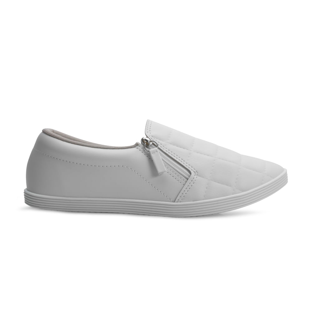 Tênis slip on feminino branco com fechamento em zíper e solado branco, vista frontal