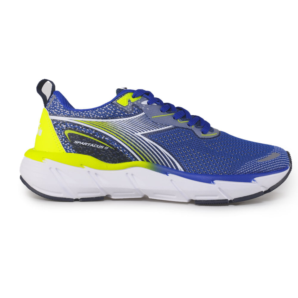 Tênis esportivo Diadora Spartacus II masculino azul em vista lateral direita, mostrando cabedal em mesh azul com detalhes brancos e amarelo neon, solado branco com borracha preta.