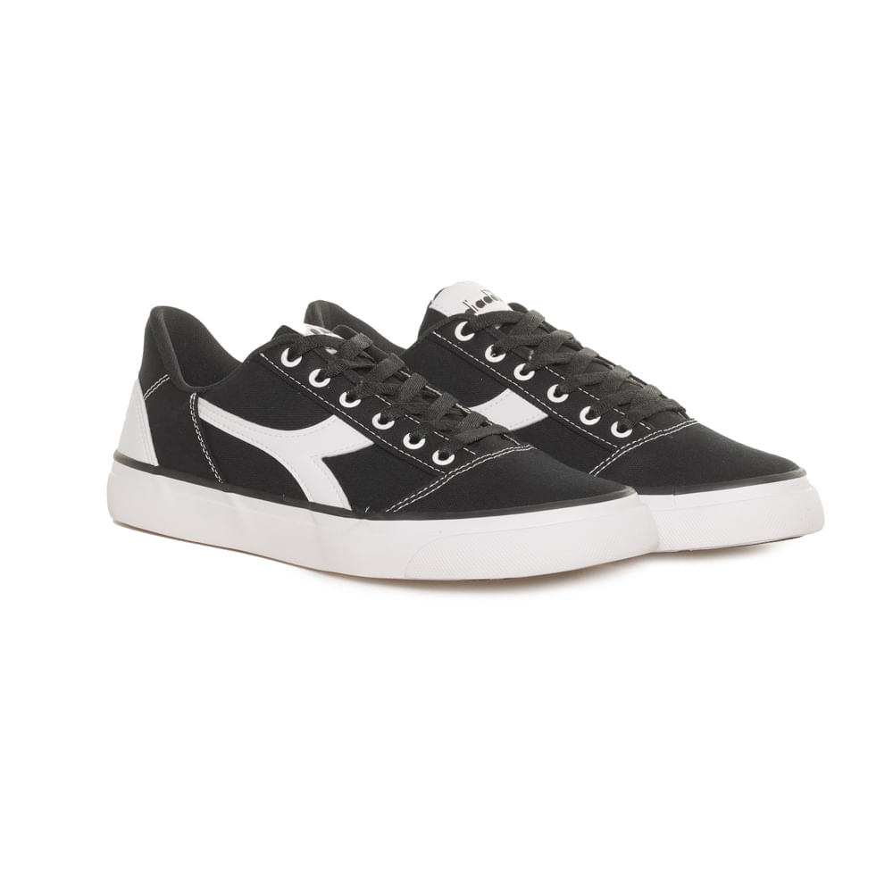 Tênis Diadora Marino preto com detalhes em branco exibido em fundo branco