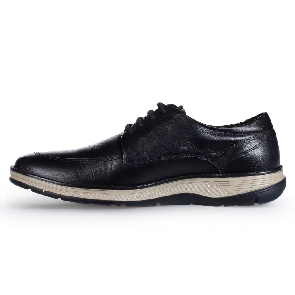 Vista lateral esquerda do sapato Ferracini Fluence masculino preto mostrando detalhes e acabamento