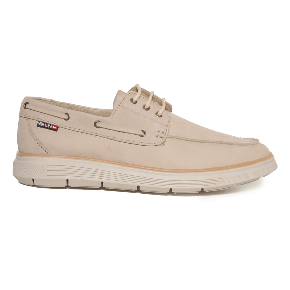 Mocassim Ferracini Index Bege Masculino em fundo branco, mostrando detalhes do couro legítimo e bico arredondado.