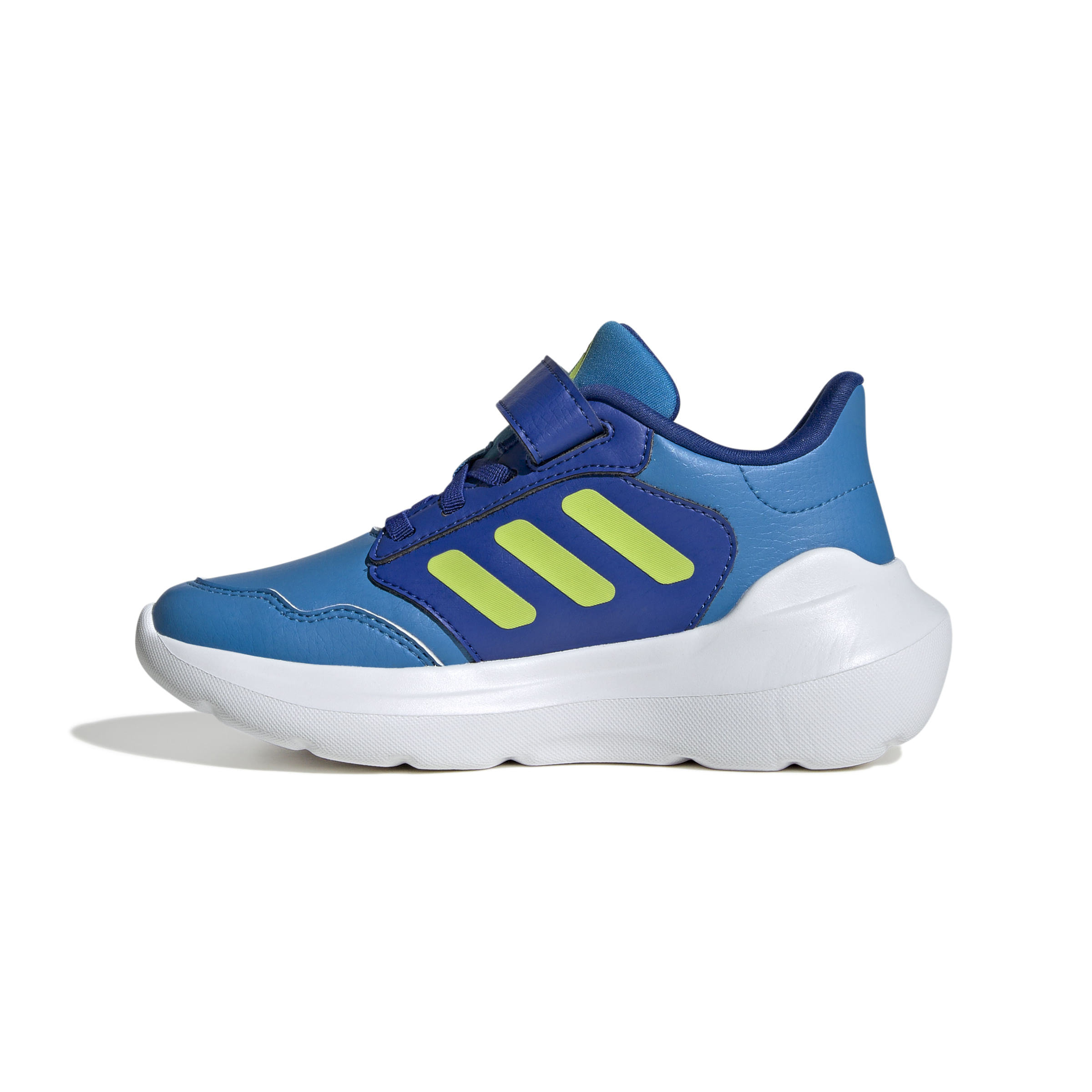 Vista medial do tênis Adidas infantil azul mostrando as 3 listras verdes e fechamento em velcro.