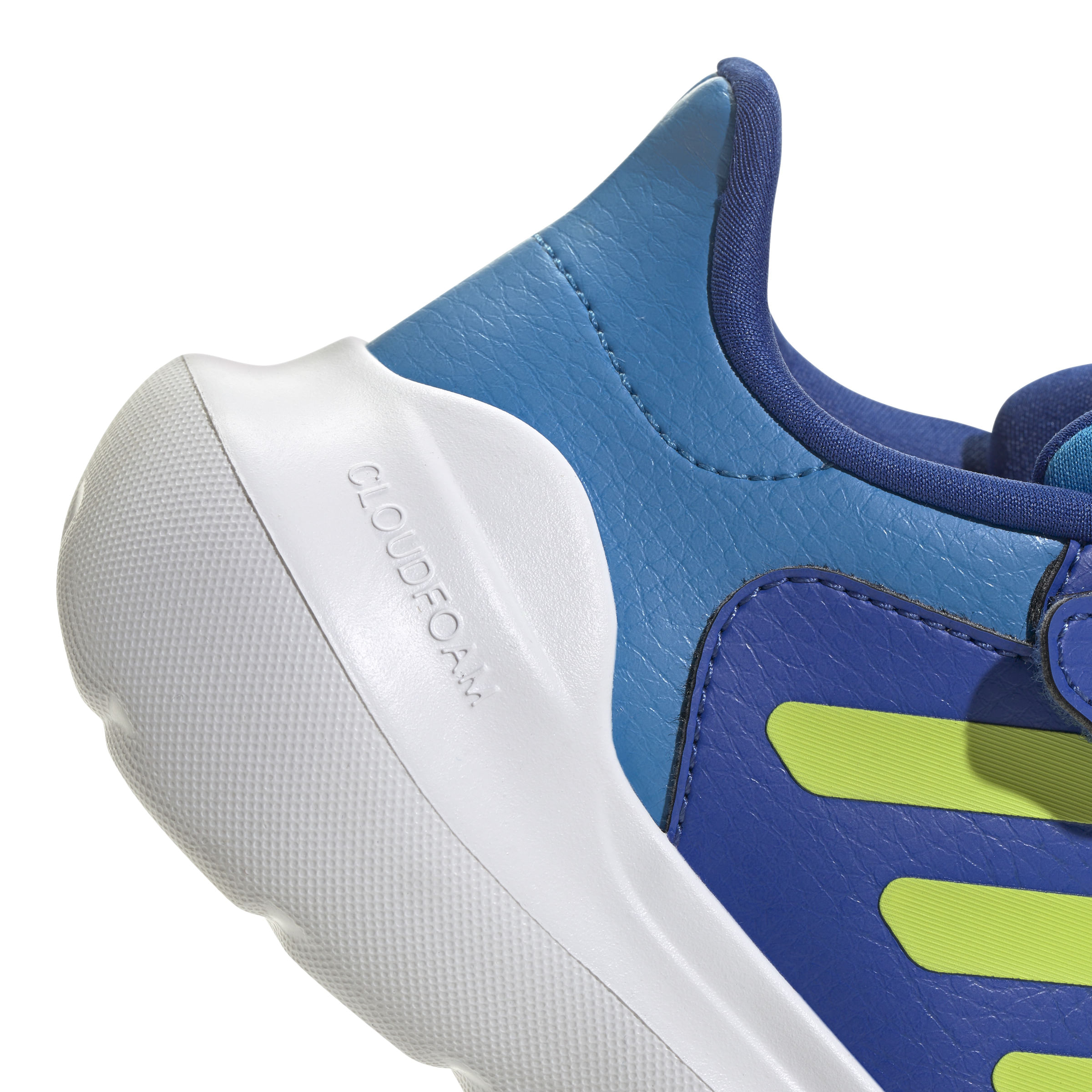 Detalhe do solado e entressola acolchoada do tênis Adidas infantil azul com tecnologia Cloudfoam.