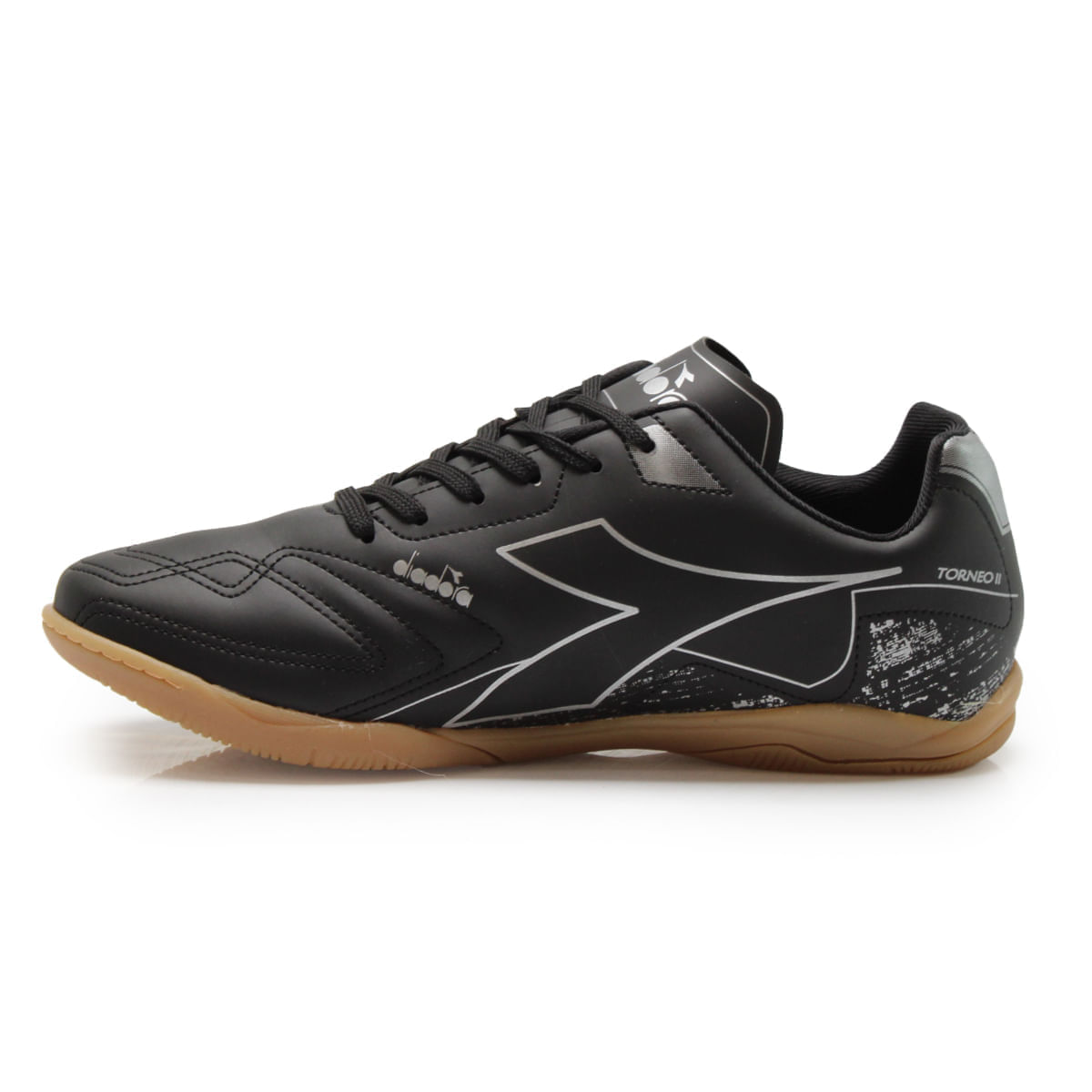Chuteira Diadora Torneo II vista lateral esquerda com cabedal preto e grafismo branco em fundo branco