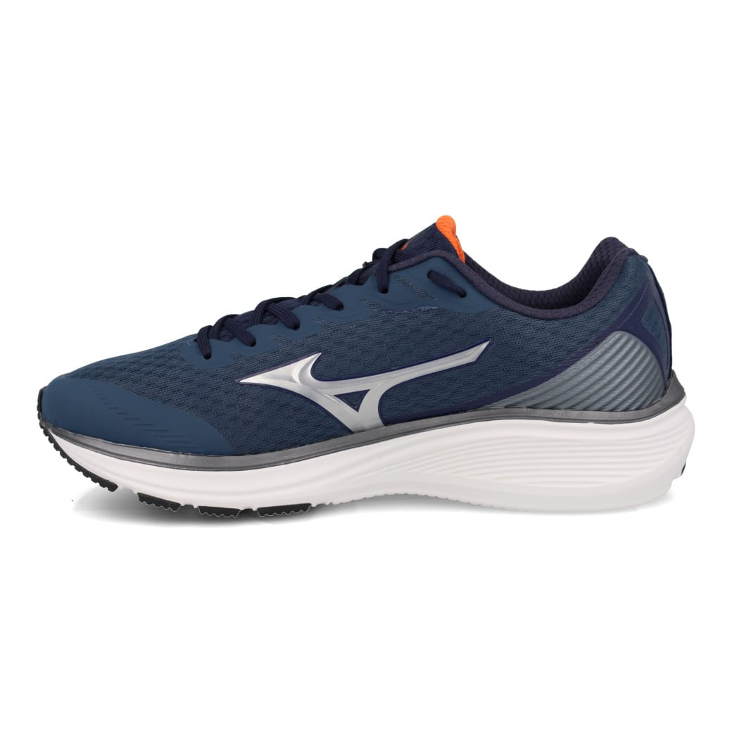 Tênis masculino esportivo Mizuno Atlantis azul vista lateral interna com logo prateado e cabedal mesh.