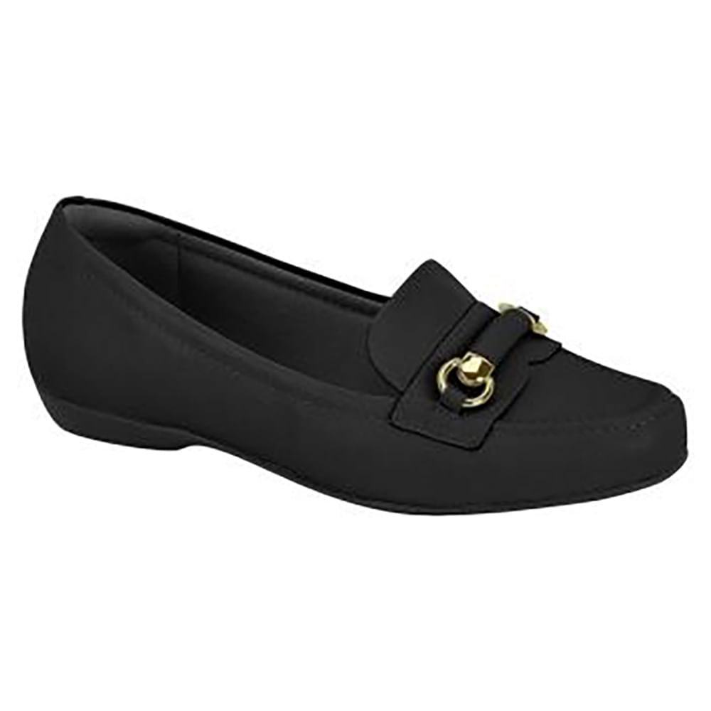 Vista lateral do sapato mocassim feminino preto Modare mostrando detalhes do acabamento e enfeite metálico