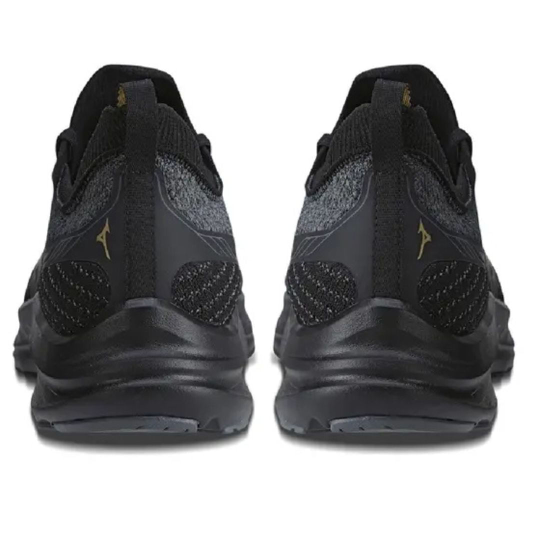 Vista traseira do tênis Mizuno Bold preto com detalhes do contraforte e entressola