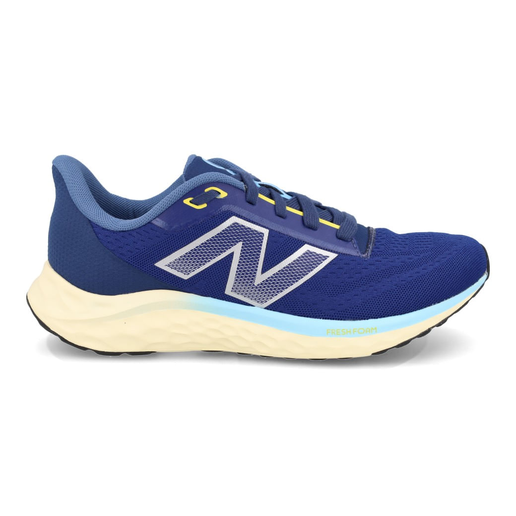 Tênis New Balance Fresh Foam masculino azul visto de lado esquerdo com cabedal em mesh respirável e detalhes em azul claro e amarelo