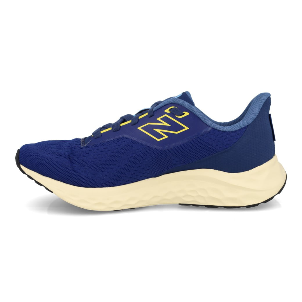 Tênis New Balance Fresh Foam masculino azul visto de lado direito destacando detalhes do cabedal e sola