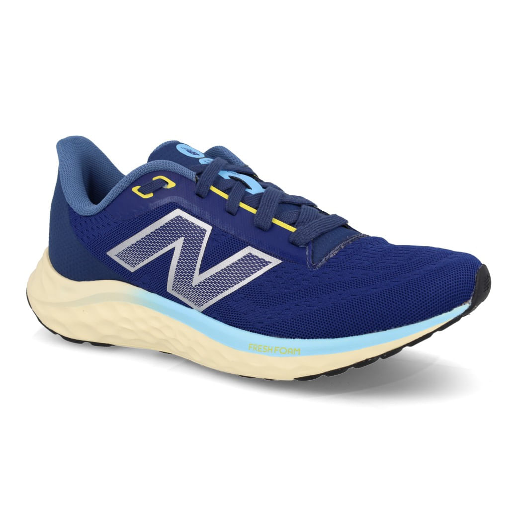 Tênis New Balance Fresh Foam masculino azul visto frontal lateral com detalhes do cabedal e palmilha