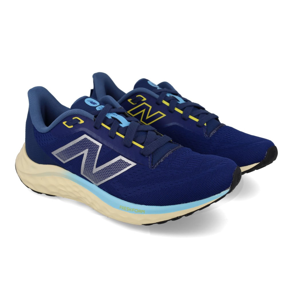 Par de tênis New Balance Fresh Foam masculino azul destacando entressola e design moderno