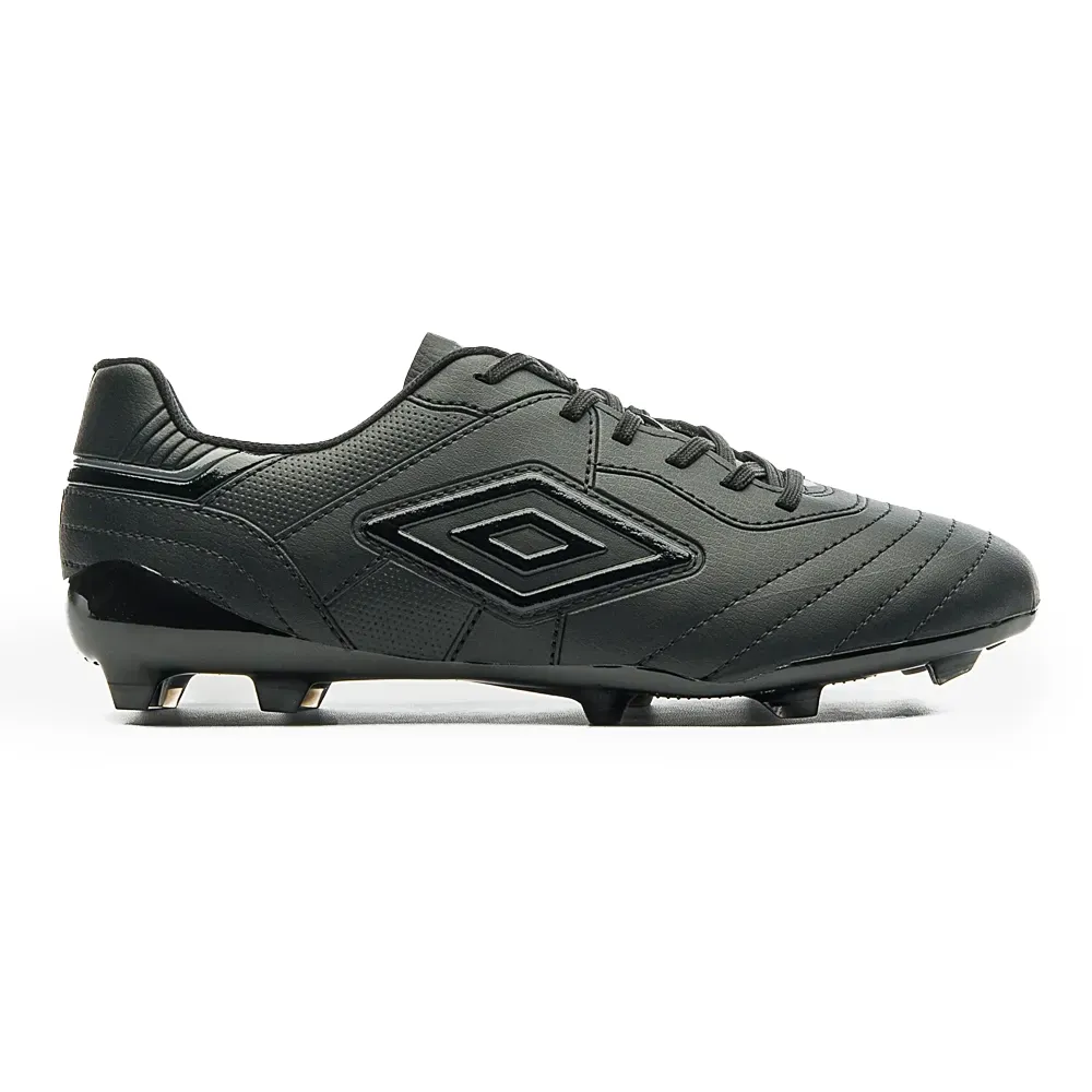 Chuteira Campo Umbro Speciali Classic preta vista lateral direita com cabedal sintético texturizado e logo Umbro em destaque.