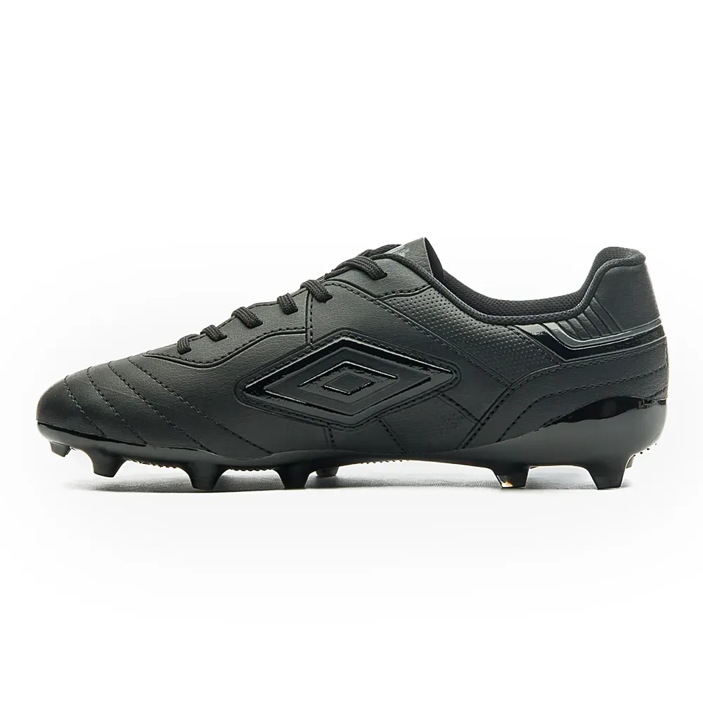 Chuteira Umbro Speciali Classic preta vista lateral esquerda mostrando textura e travas do solado.