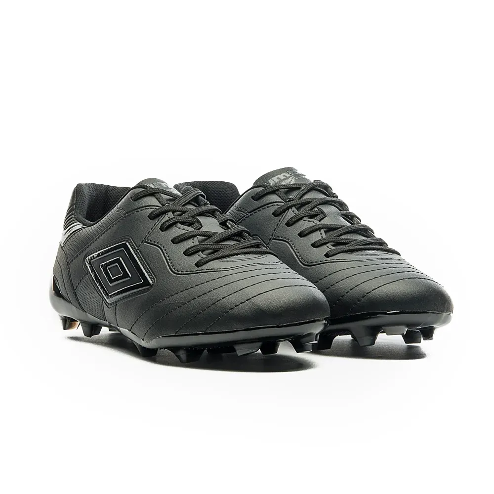 Chuteira Umbro Speciali Classic preta vista frontal com cadarços pretos e logo Umbro na lateral.