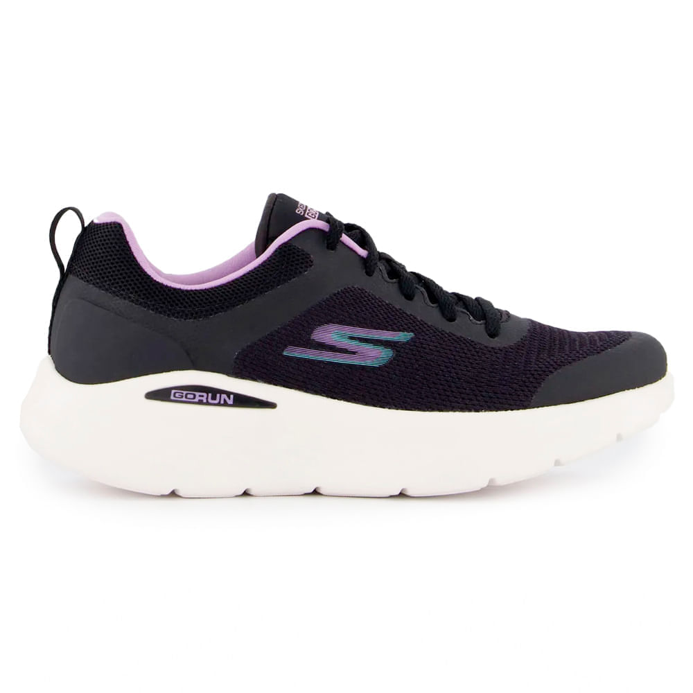 Tênis feminino preto Skechers Go Run Elevate em ângulo frontal mostrando detalhes do material sintético e solado branco
